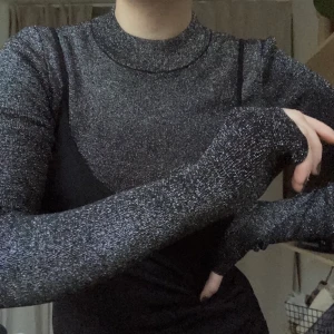 Topp från Weekday i glitter  - Jätteskön, stretchig long sleeve från Weekday i glitter. Fin att ha under andra plagg bla! Skimrar och fångar upp ljus så fint!!
