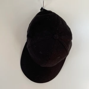 Svart keps - Helt oanvänd hel svart keps därmed väldigt fint skick, onesize. Köparen står för ev frakt 