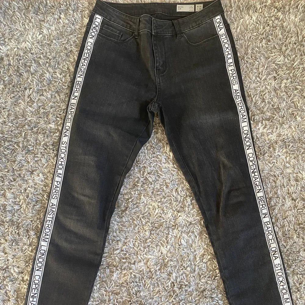 Sjukt snygga jeans, svart gråa i färgen med vit stripe på sidorna, aldrig använda. Köpa på Nelly för 500kr 🖤. Jeans & Byxor.