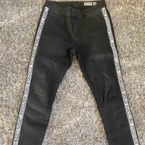 Grå svarta jeans med vit stripe 🖤 - Sjukt snygga jeans, svart gråa i färgen med vit stripe på sidorna, aldrig använda. Köpa på Nelly för 500kr 🖤