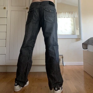 Baggy Jeans - Säljer dessa coola y2k jeans i storlek W34L32 (DM för mått), jag själv är 172cm💓 Budgivning om det är många intresserade✨💗