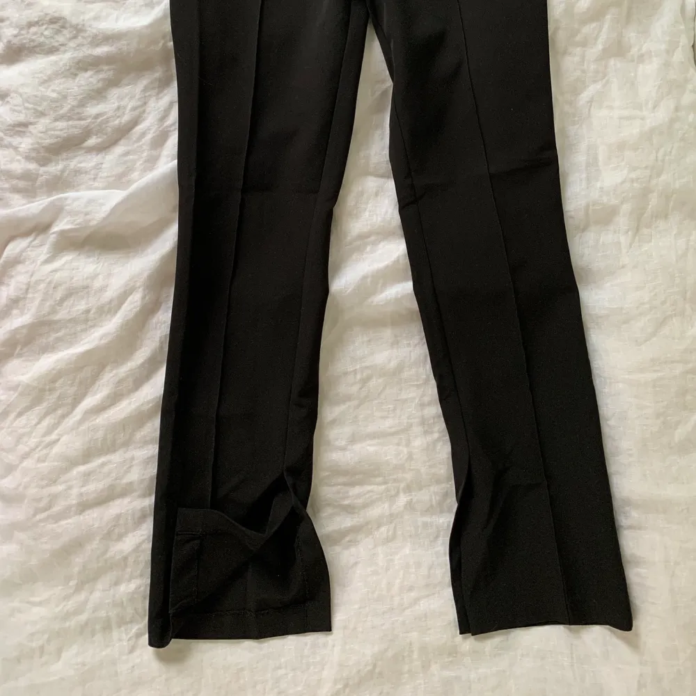 Svarta kostymbyxor i storlek 36. Är längre i benen med en slits på båda benens ändor. Superfina och i perfekt skick. Säljer pga för små. Köparen betalar för frakt. Jeans & Byxor.