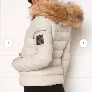 Madesimo Down Jacket Light Beige stl44 - Vinter / höst / vår jacka, oanvänd, stl 44, nypris 1699kr säljes för 1100kr (säljer då den är för liten och råkade få av pris lappen, gick därav inte att lämna tbx) 