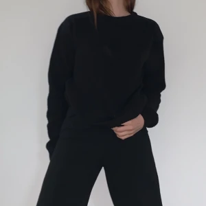 Stickad tröja  - Svart stickad tröja, super mysig och i mycket bra skick. Frakt tillkommer.