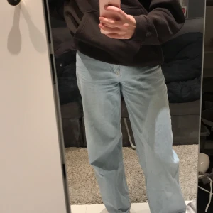 Junkyard jeans  - Säljer min fina junkyard jeans för att dom inte kommer till användning. Jätte bra skick. Dom är nästa ner till mina fötter o jag är 176. Skriv för fler bilder eller om ni är intresserade. Kontakta mig om ni vill buda😁