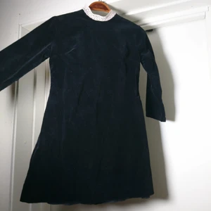 Sammetsklänning - Svart velourklänning med spetskrage, dragkedja i nacken🌻