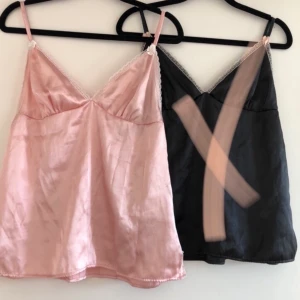 Nattlinne S - Säljer ett rosa och ett svart nattlinne i silkigt tyg strl S 💕 fint skick justerbara band, köparen står för frakt. Har gått tråd på det rosa linnet och har en jätteliten fläck längst ner på sidan, har inte försökt ta bort den. Svarta Linnet är sålt 💕