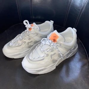 Sneakers  - Köpte ett par oanvända sneakers från Ribecka på Tise.... var en storlek för små för mig tyvärr där av säljer jag dem vidare! 💜 storlek 39, oanvänt skick! Köpare står för frakt! 