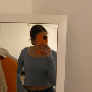 Blå topp - Säljer denna enkla, snygga toppen från NAKD. Aldrig använd, prislapp kvar. Säljer för 60kr😍 köpare står för frakt