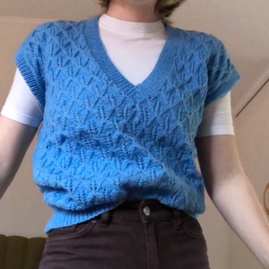 Trendig himmelsblå pullover  - Supertrendig blå pullover i en så fin blå färg. Hemmastickad i otroligt fint mönster men köpt av mig på second hand. Säljer den eftersom den alltid varit stor på mig vilket syns på bilderna, jag är en XXS vilket gör att det blir lite t-shirtvibes på mig tyvärr. En otroligt snygg detalj är den tjocka ”mudden” nertill som gör att den sitter extra snyggt på. Uppskattar den att passa storlek XS-M, lite olika tajt såklart. Snyggast på S tror jag dock. Jättefint skick med få noppror. Sjukt snygg till våren!💎 Frakt tillkommer📦 Fråga i DM!📮 Flera har visat intresse så har beslutat om budgivning som pågår till tisdag (2/3) kl. 15. Buda privat, högsta bud just nu 50kr exkl. frakt☺️ budgivning avslutad!