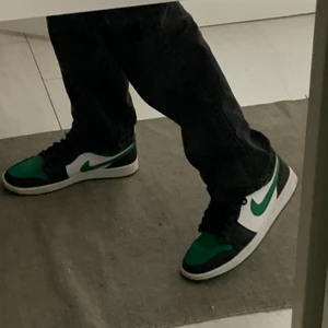 Nike Jordan 1 mid size 45 EU - Säljer mina Jordan 1 mid pine green. Använda ett fåtal gånger men har inga synliga creas. Bud börjar på 500kr plus frakt 