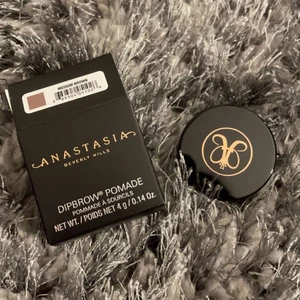 Anastasia dipbrow  - Anastasia dipbrow i färgen medium Brown, helt oanvänd råkade köpa två och kunde inte lämna tillbaka 💕