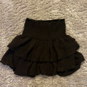 Svart Volangkjol  - Jättefin svart volang kjol. Använd ett fåtal gånger men ser ut som ny. Storleken är S men skulle passa från M till XS.  Utropspris 200kr, buda på!💗 Köparen står för frakt.