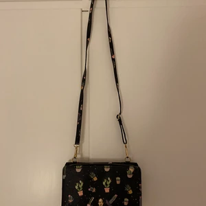 Kaktus temat väska.  - Köpte denna för ungefär 2 år sedan och har aldrig riktigt använt den, den har väldigt mycket utrymme trots att väskan är ganska liten. Priset kan diskuteras. 