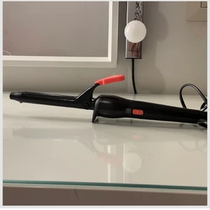 Remington Locktång - En locktång som aldrig har använts förutom ett par gånger för att testa den. Kommer dock inte ihåg vart jag har köpt den från. Märket är remington och tycker den lockar håret så bra. Men eftersom jag inte brukar locka mitt hår så vill jag sälja den. Frågor och pris kan diskuteras 🤍