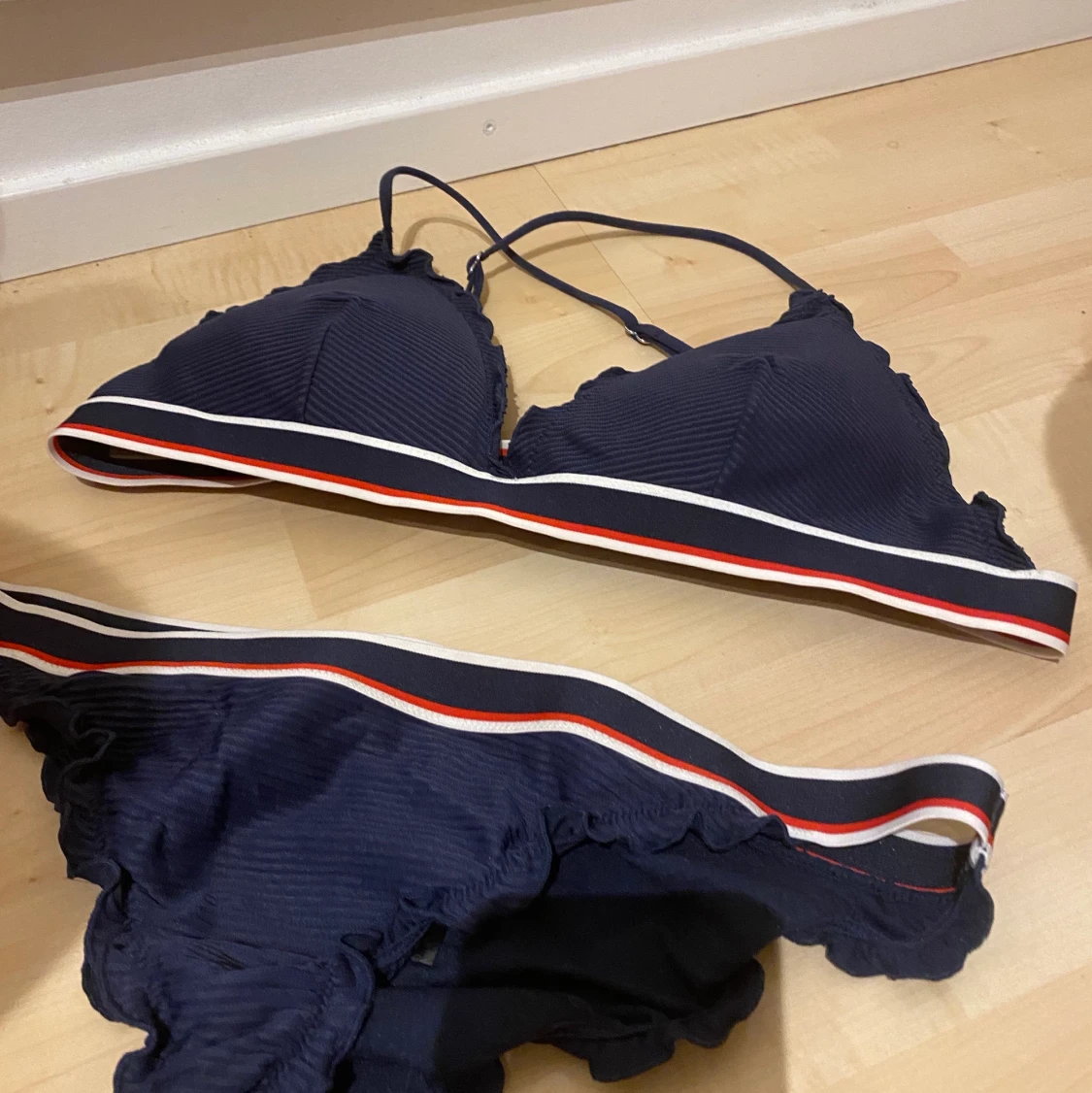 Marinblått bikiniset!