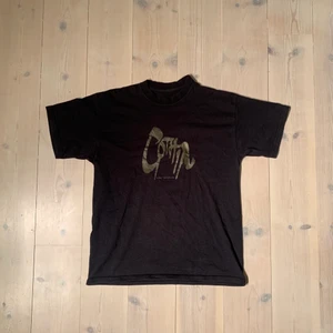 Vintage T-shirt - Väldigt snygg T-shirt med väldigt bra passform o snyggt tryck!, skick 8/10 felfri enligt mig!, ingen storlek finns i nacken men skulle säga att den sitter som en boxy M!