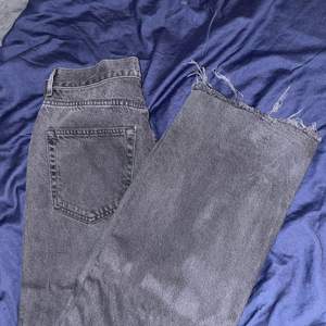 Svarta sköna jeans från Pull and Bear. Säljer på grund av att de aldrig använts. Är i storlek 40 men sitter lite tajt så skulle passa 38 även.