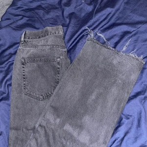 Svarta jeans - Svarta sköna jeans från Pull and Bear. Säljer på grund av att de aldrig använts. Är i storlek 40 men sitter lite tajt så skulle passa 38 även.
