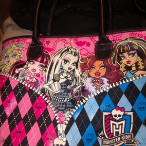 Monster high väska - Väldigt snygg monster high väska som jag aldrig har använt! Även köpt här på Plick!