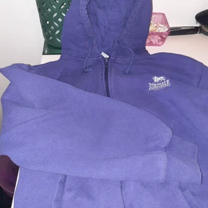 Lonsdale london - En fin lila hoddie med luva och dragkedja. Köpte den för några år sedan men aldrig använt. Ge förslag för pris. Blir det många intressen blir det budgivning:) frakt tillkommer isåfall