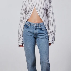 Zara mid rise straight jeans - Säljer ett par helt oanvända zara jeans pga de var för små. Fick de i julklapp så de är helt helt nya. De är strl 36 men små i strl eftersom de är de ja brukar ha😊