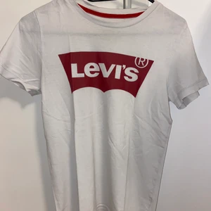 Levis t-shirtar! - Två olika levis tröjor. Köpt för ganska längesedan men använder aldrig! Båda är äkta, de är köpta på Zalando. Köp båda för 20 kroner, eller en för 10. OBS! Vill du ha fler bilder på hur den ser ut på så är det bara att meddela! ❤️