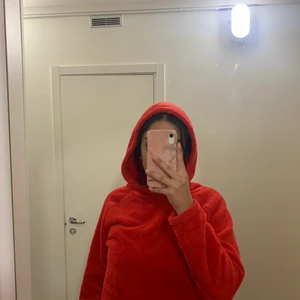Mysig hoodie strl S - En super mysig hoodie man kan ha på sig när som helst! Jätte skönt material (bomull) och passar till alla klädstilar!