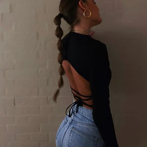 Snygg festtopp med öppen rygg - En riktigt snygg längärmad topp med knyt i ryggen, perfekt till fester och firande🙌🏼 toppen är ifrån NA-KD och är aldrig använd, endast provad, priset exkluderar frakt🥰 tröjan är i strl XXS men sitter även bra på mig som brukar ha XS