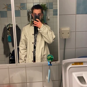 Fet classy/ avslappnad jacka! - En av mina favo jackor säljes! Mycket finare i verkligheten! 🌎 Vill du vara både classy och avslappnad samtidigt??