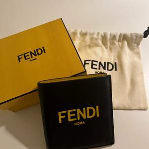 En assnygg plånbok från Fendi. Ordinarie pris 4000kr, säljer för 2500kr, priset kan diskuteras!!  Plånboken är knappt använd och i väldigt sparsamt skick💛💛