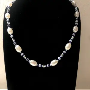 Ett superfint halsband med fina blå och vita pärlor. Alla pärlorna utan de vita stora är gjorda av glas. Halsbandet är ca 40 cm + förlängningskedja. Tråden är elastisk! FRAKT IGÅR I PRSET!☺️