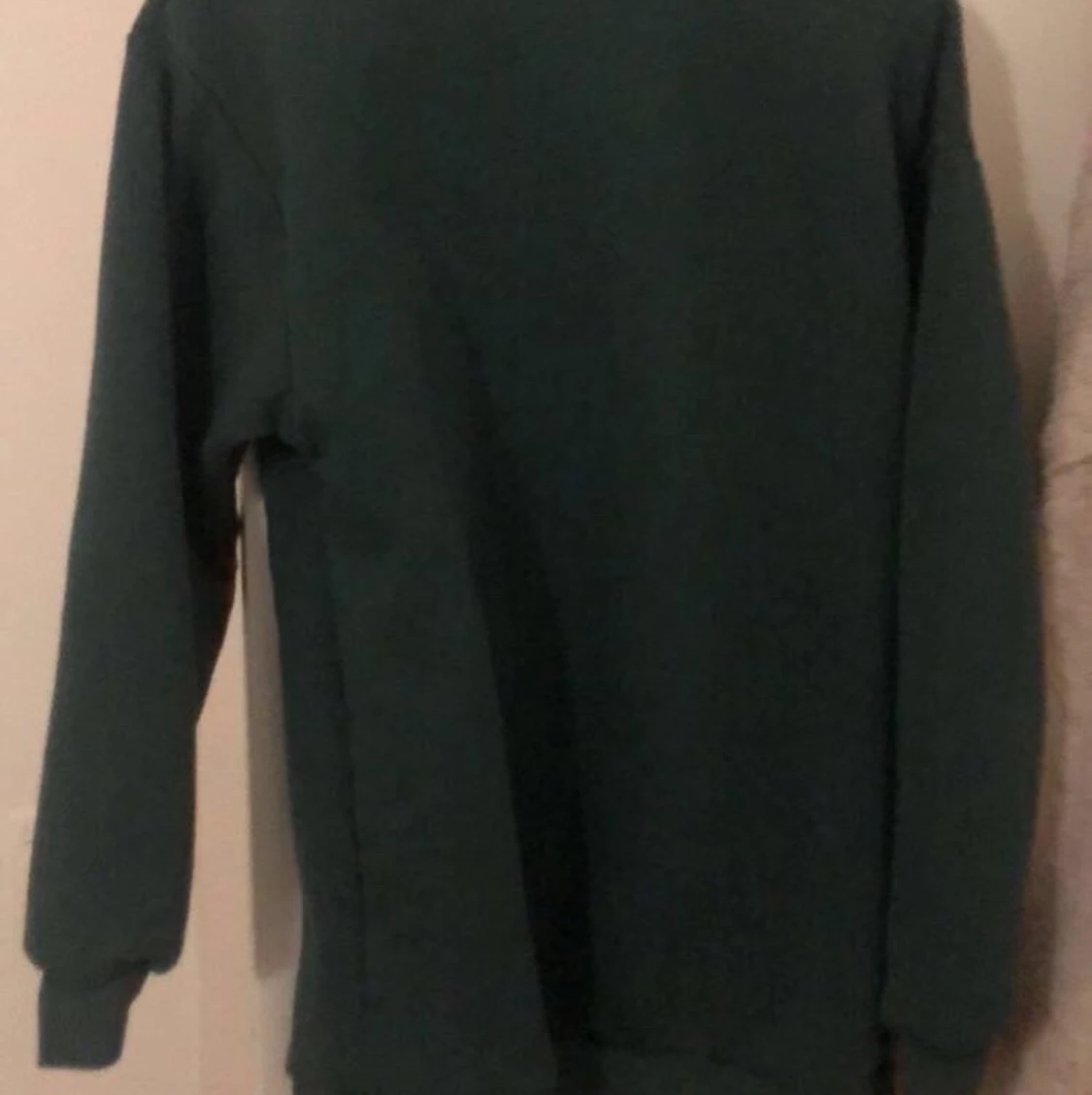 Mörk grön plane hoodie från Gina.  - 90