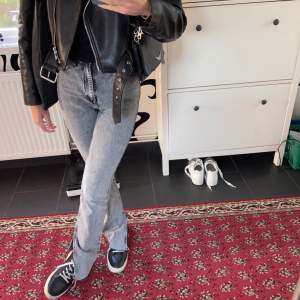 Zara jeans i storlek 32! (Jag är ungefär 170cm)