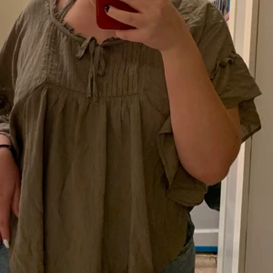Grön/brun blus  - Grön/brun blus i stolek S med halv långa ärmar. kan mötas upp i Stockholm i Botkyrka men kan möjligtvis ta mig till andra platser i Stockholm så hör av er om ni är sugna på den så kan vi kolla hur vi kan lösa det :) 