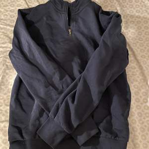 En tröja ifrån bonprix i storlek M och färgen ”navy”, dessutom en halv dragkedja.