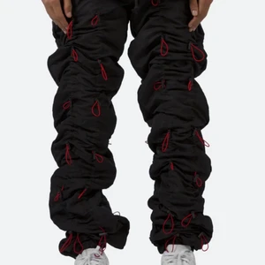 Mnmla Byxor - Säljer mina jätte fina mnml byxor. Storleken är XS men man kan använda bungee cords och göra dem längre, kortare, tightare eller lösare. De är helt nya, har bara provat dem.