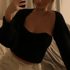 Bolero och topp - Svart bolero med topp, den är jättefin men tyvärr åker den ner på mig hela tiden. Använde bara en gång för att ta bilder storlek S 