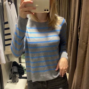 Randig tröja zara - Säljer denna randiga tröja från Zara som jag inte längre får någon användning för!💕 Den är i ett fint skick, men har dock ett litet igensytt hål på ena armen💕 Storlek S men passar även en större XS☺️ Hör av dig vid frågor 💕