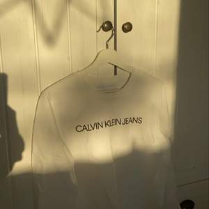Vit Calvin Klein tröja. Storlek s. Använd bara 1 gång #vit #tröja #calvinklein
