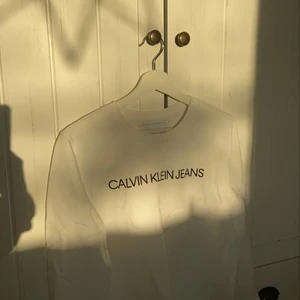 Calvin Klein tröja  - Vit Calvin Klein tröja. Storlek s. Använd bara 1 gång #vit #tröja #calvinklein