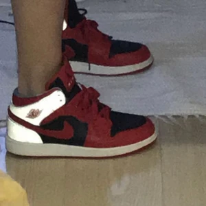 Jordans - Röda jordans med reflex❤️använda mycket men är i bra skick och ser ut precis som på bilden fortfarande. St 38