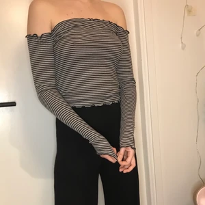 Randig hm tröja - Super bekväm och stretchig. I mycket bra skick. Står xs men eftersom den är så stretchig passar den även mig bra som bär storlek s.
