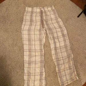 Rutiga pyjamasbyxor  - Så fina rutiga pyjamasbyxor 💓☺️ sitter bra på mig som är 166, BUD 200
