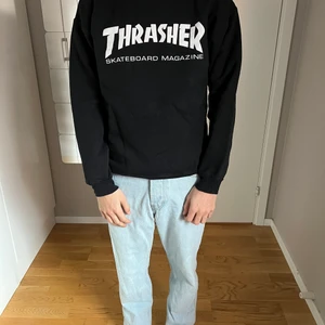 Svart thrasher sweatshirt  - Svart thrasher sweatshirt i näst intill nyskick, använd ett fåtal gånger, Stl S unisex