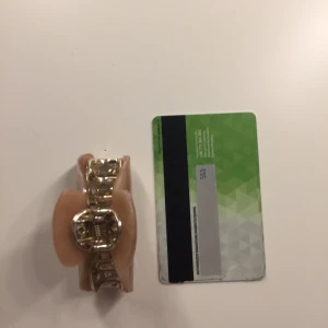 Rosa/nude klämma▫️ - Helt ny använd 1 gång klämma (rosa,guld) nästan betalkort storlek💕▫️