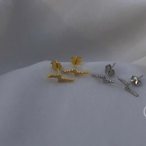 Örhängen med blixtar  - Säljer dessa superfina och populära blixtörhängen i guld gjorda i 925 stearling silver och 18k guld. Helt oanvända då jag har ett annat liknande par som jag använder istället. 