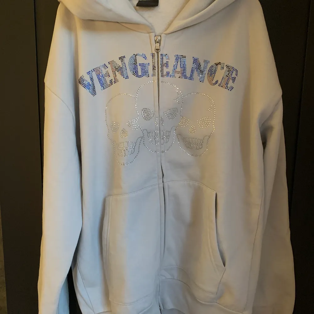 En väldigt eftertraktad Detached London hoodie. Vit med kamouflage färgade rhinestones som utgör texten. Alla rhinestones är kvar och den är enbart testad. Storlek medium, har en boxy och oversized fit.                                                                                       Nypris inkl moms och tull blev totalt 1600ish.                Tänker mig en 700 plus frakt.                                                       Mvh. Tröjor & Koftor.