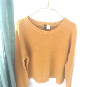 Gul tröja - Gul, stickad tröja. Köpt på secondhand men inte dåligt skick. 25kr+frakt💛