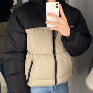 H&M, Dunjacka  - En dunjacka som fungerar alldeles utmärkt för alla väder. Dunjackan har fickor som rymmer mycket prylar. Ett super bra alternativ för dig som vill vara mer fashion inriktad då dessa jackor är väldigt populära nu. Aldrig använd. 